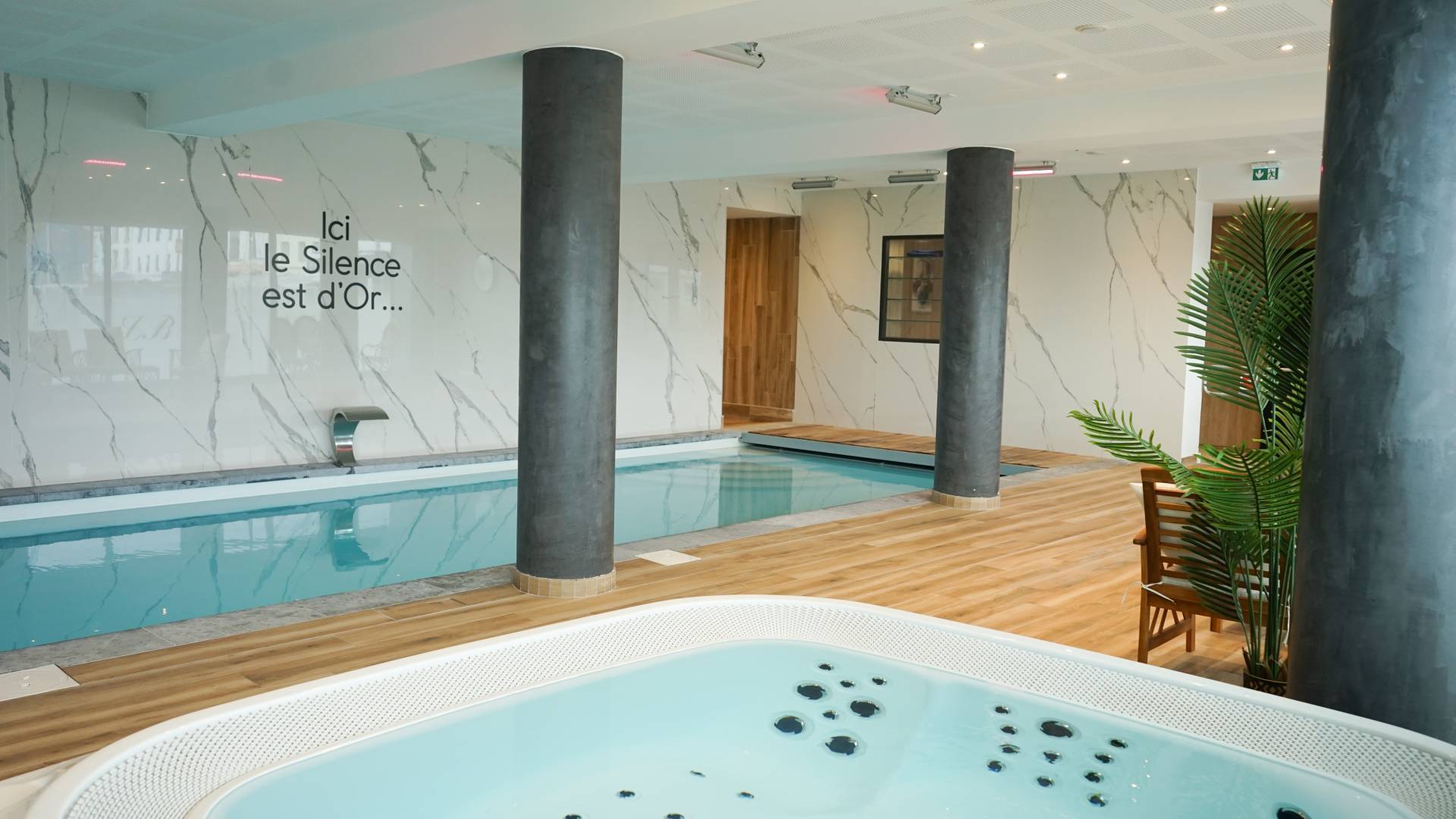 Piscine intérieure chauffée | Hôtel Le Barracuda & SPA à Brest